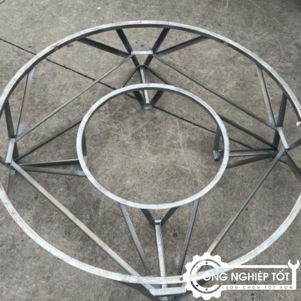 Chân đế chịu lực lớn của bồn nước inox 5000L, thiết kế tam giác chịu lực vững chắc